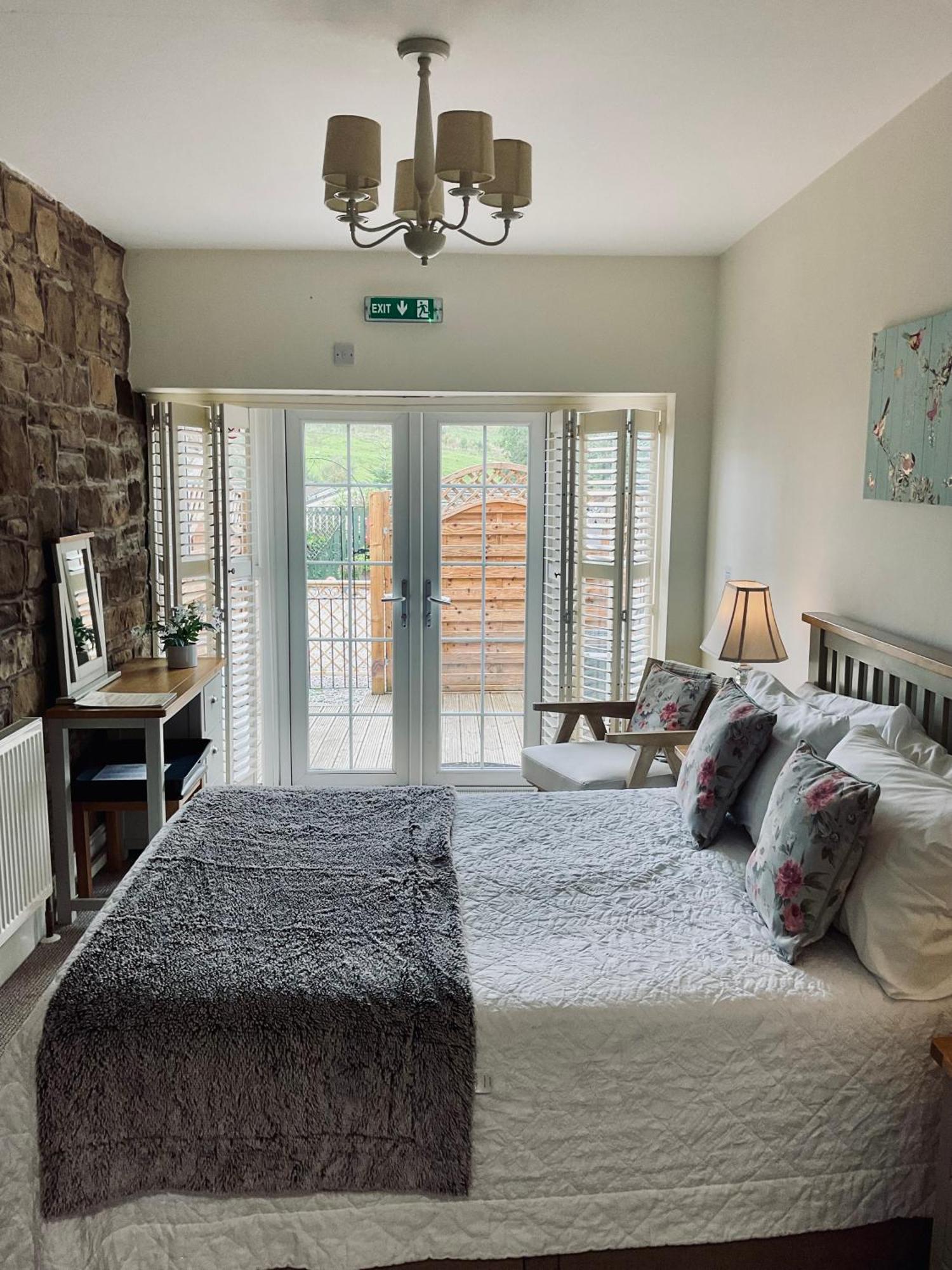 Blenkinsopp Castle Inn Greenhead 外观 照片